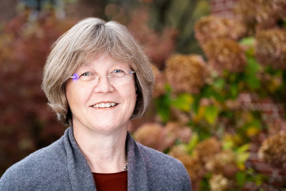 Porträt einer Frau im Freien vor herbstlich verfärbten Hortensien
