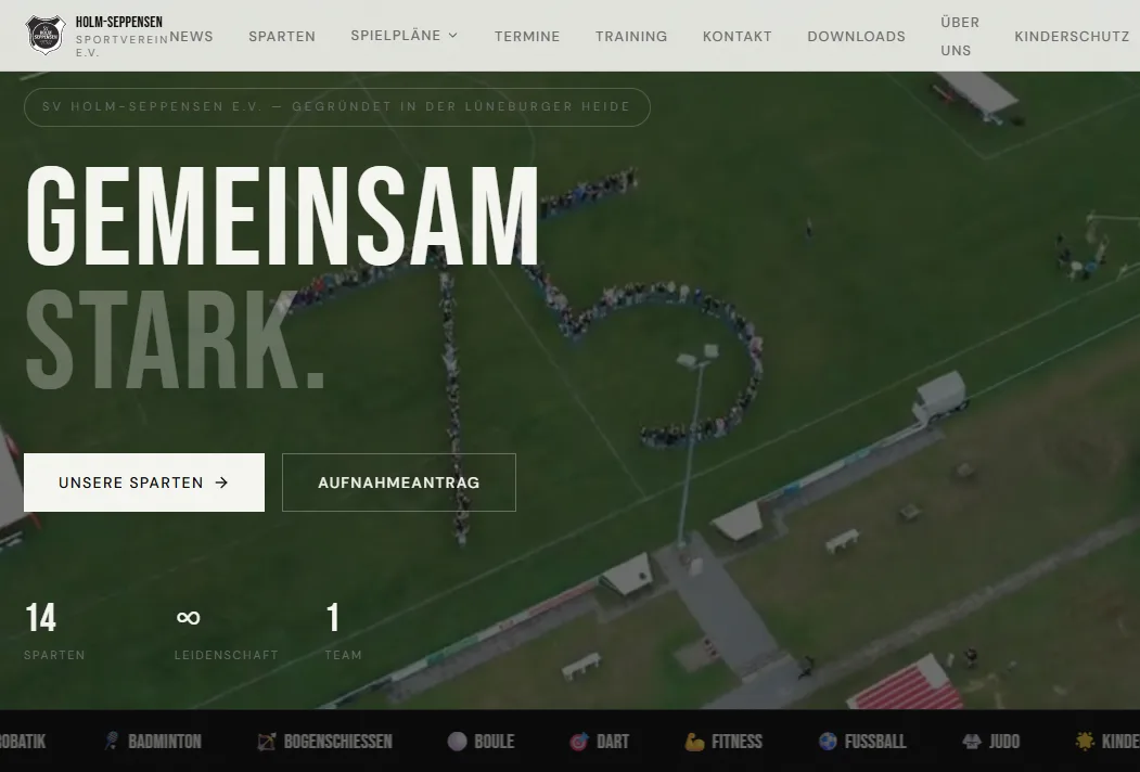 Startseite des SV Holm-Seppensen: Luftaufnahme des Sportplatzes, darüber „Gemeinsam stark.“ und die Spartenleiste